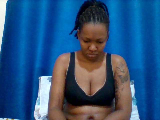Mona2002 live cam on BongaCams