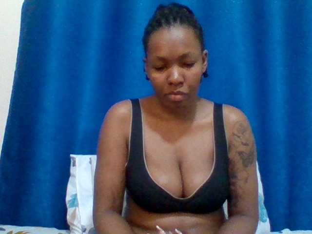 Mona2002 live cam on BongaCams