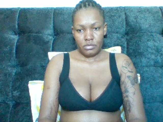 Mona2002 live cam on BongaCams