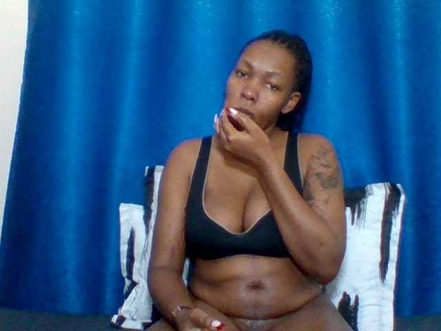 Mona2002 live webcam show