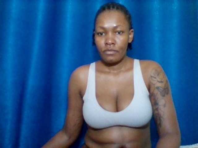 Mona2002 live cam on BongaCams