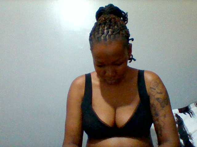 Mona2002 live cam on BongaCams