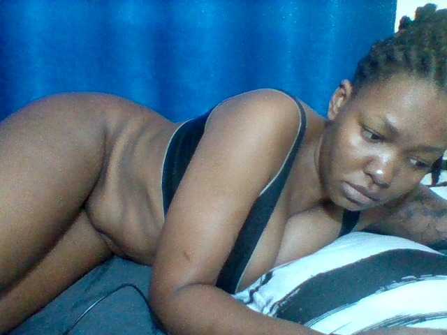 Mona2002 live cam on BongaCams