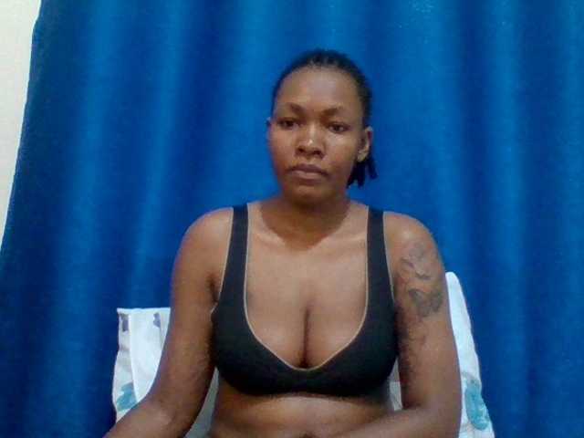 Mona2002 live cam on BongaCams