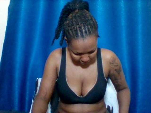 Mona2002 live webcam show