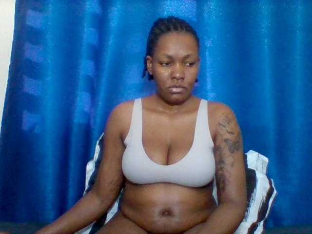 Mona2002 live webcam show