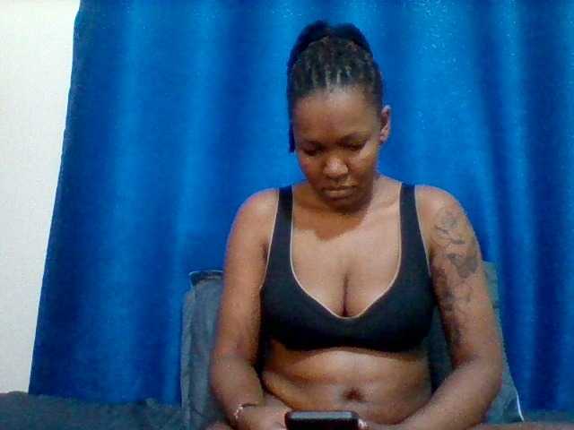Mona2002 live webcam show