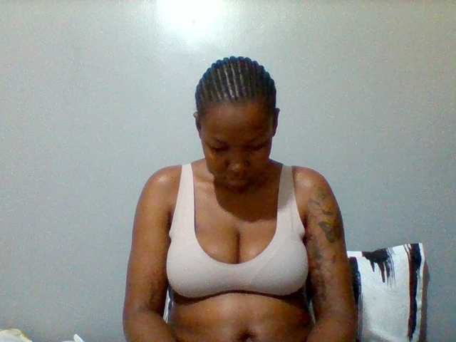 Mona2002 live cam on BongaCams