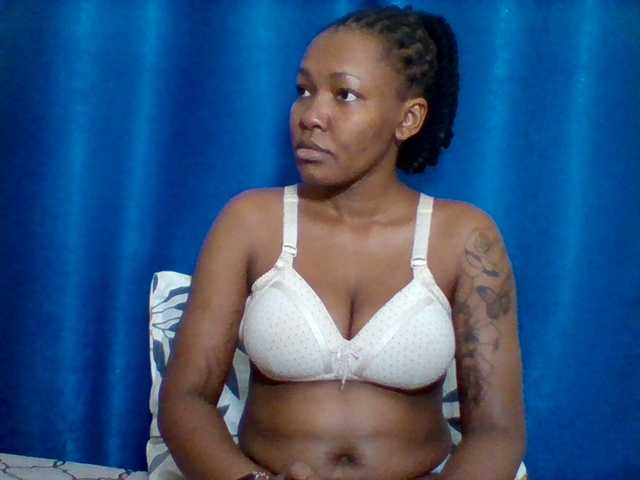 Mona2002 live cam on BongaCams