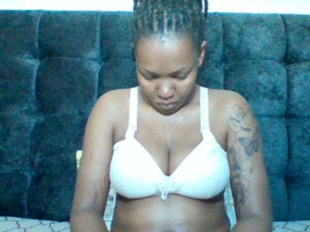 Mona2002 live cam on BongaCams