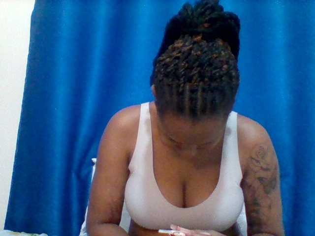 Mona2002 live cam on BongaCams