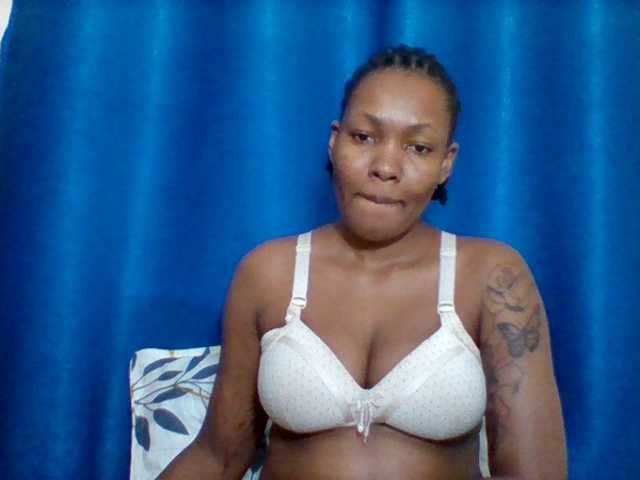 Mona2002 live cam on BongaCams