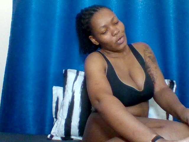 Mona2002 live webcam show
