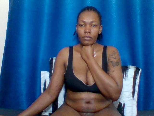 Mona2002 live webcam show