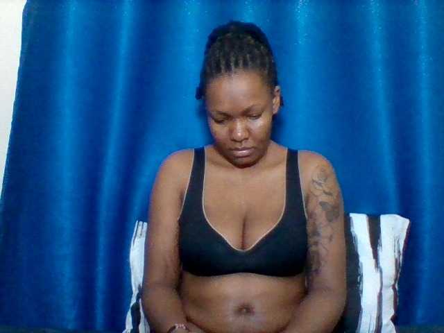 Mona2002 live cam on BongaCams