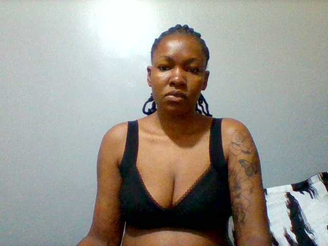 Mona2002 live cam on BongaCams