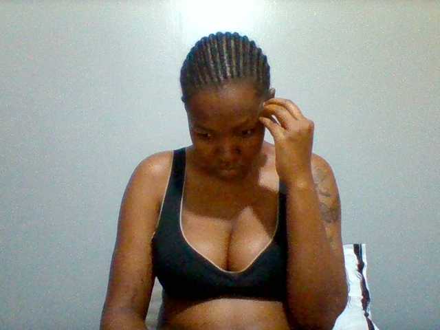 Mona2002 live cam on BongaCams