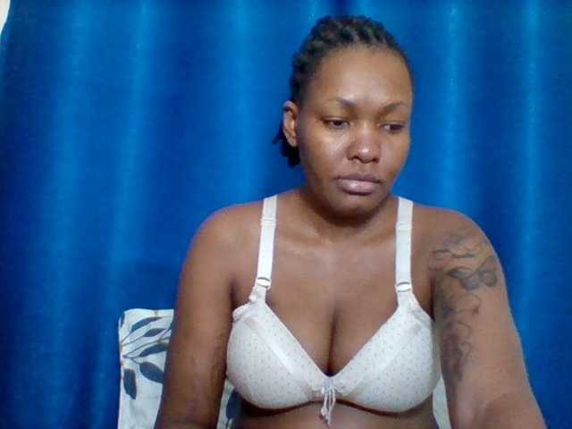 Mona2002 live cam on BongaCams