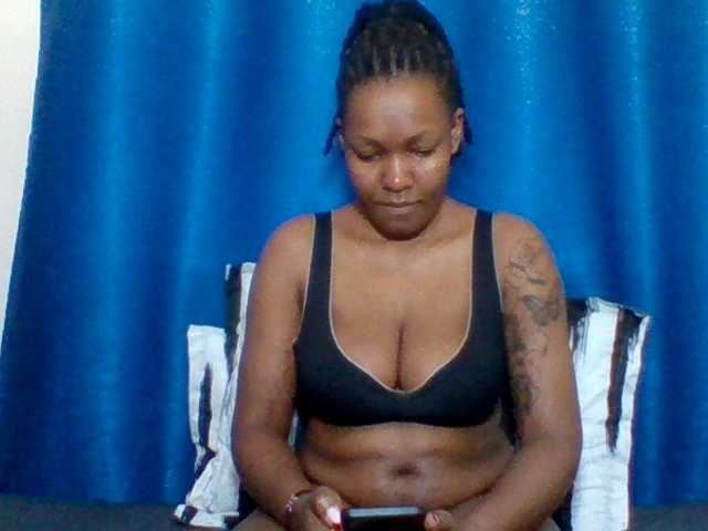 Mona2002 live cam on BongaCams