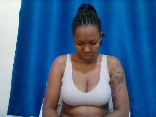 Mona2002 Live Webcam on BongaCams
