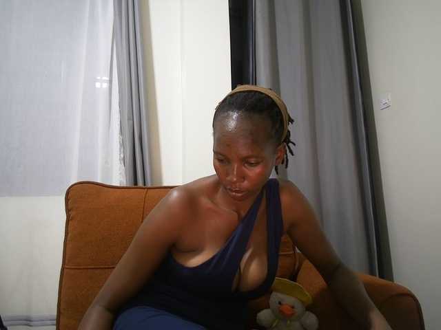 Queen-mom live cam on BongaCams