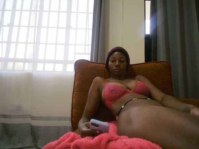 Queen-mom live cam on BongaCams