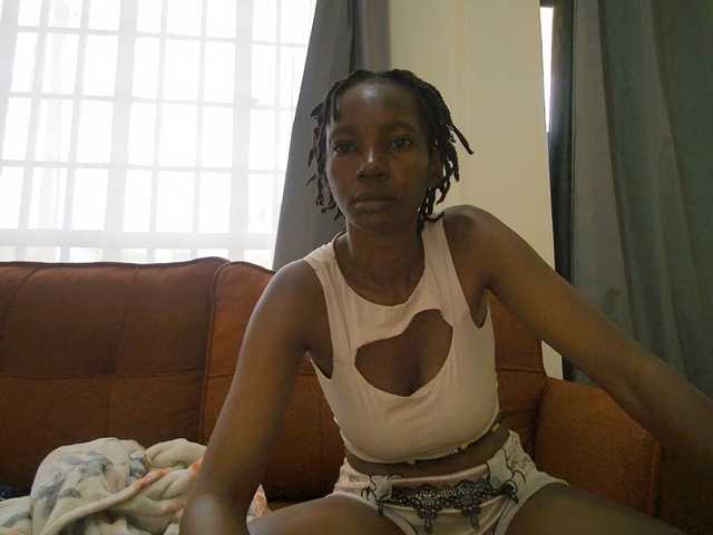 Queen-mom live cam on BongaCams