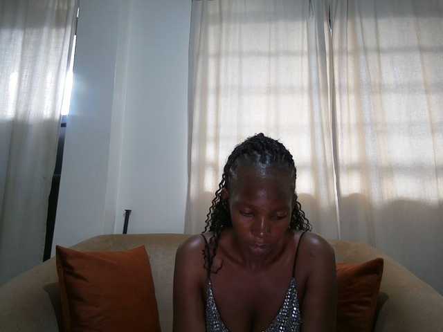 Queen-mom live cam on BongaCams