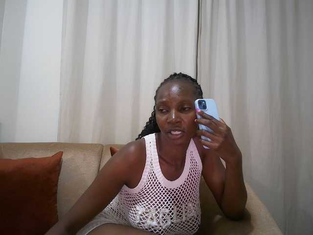Queen-mom live cam on BongaCams
