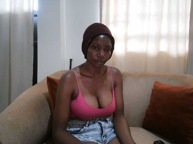 Queen-mom live cam on BongaCams