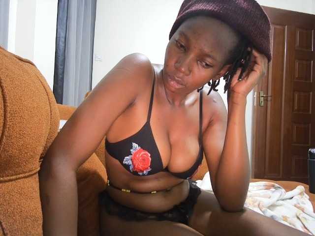 Queen-mom live cam on BongaCams