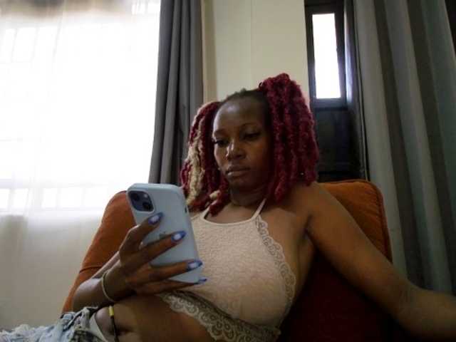 Queen-mom live cam on BongaCams