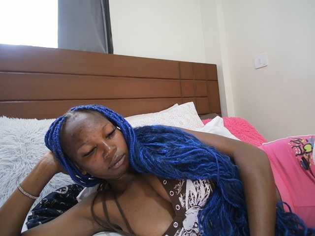 Queen-mom live cam on BongaCams