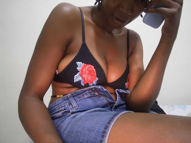 Queen-mom live cam on BongaCams