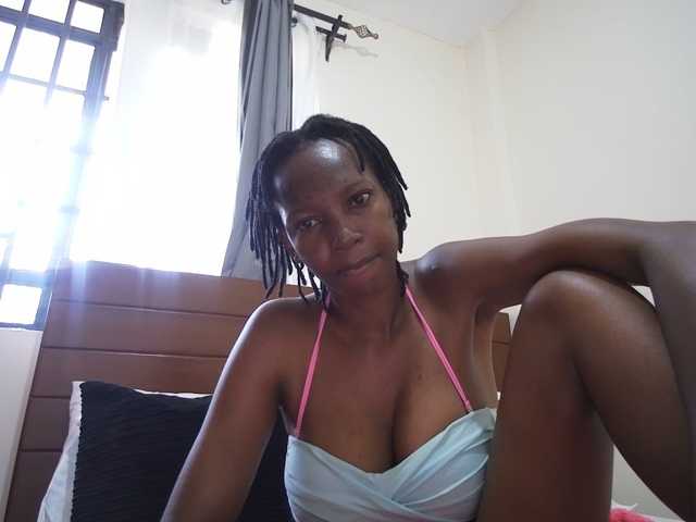 Queen-mom live cam on BongaCams