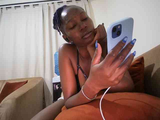 Queen-mom webcam