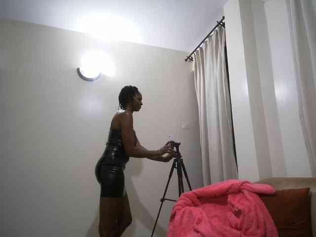 Queen-mom webcam