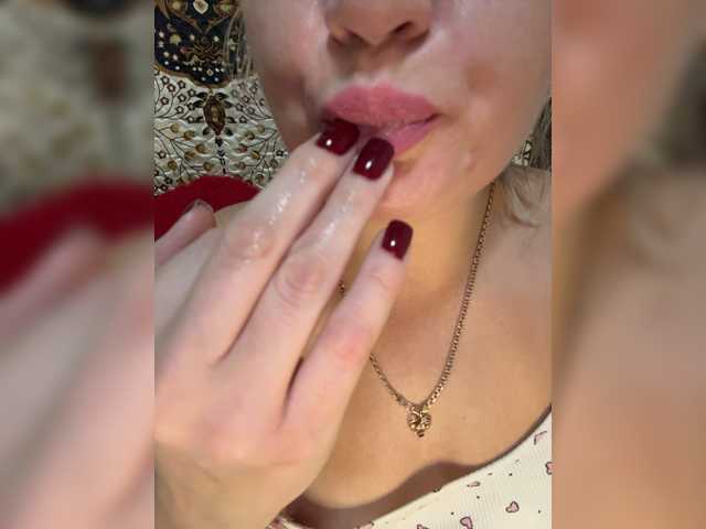 Kitti2918 live cam on BongaCams