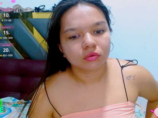 naomi18a live cam on BongaCams