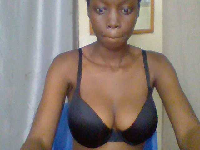 le modèle Sexyebonyxx est en webcam porno dans un show sur le site bongacams, il possède les tags suivants: Ebony,Brunette,Trimmed