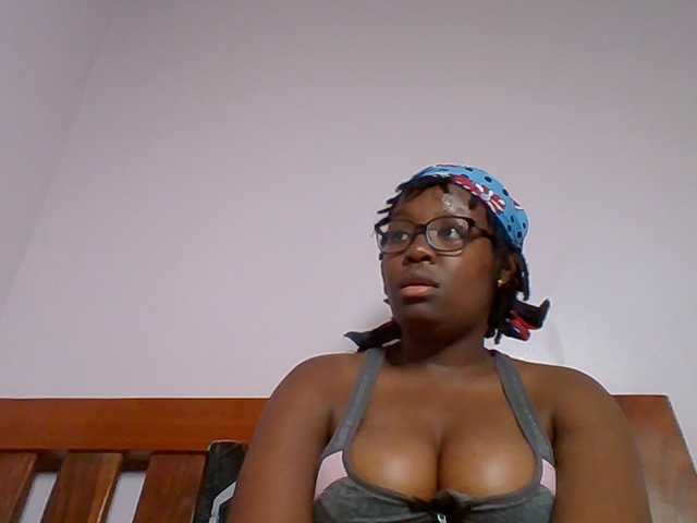 Sweetariah1 live cam on BongaCams