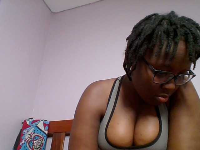 Sweetariah1 live cam on BongaCams