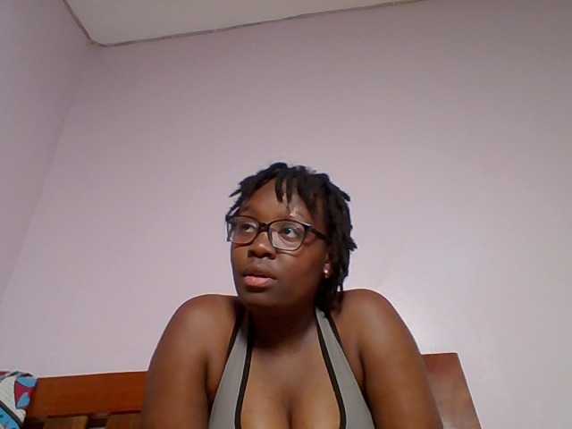 le modèle Sweetariah1 est en webcam porno dans un show sur le site bongacams, il possède les tags suivants: Ebony,Brunette,Trimmed