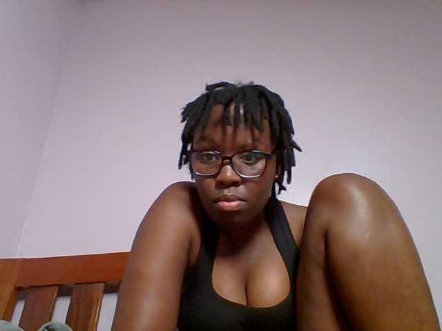 le modèle Sweetariah1 est en webcam porno dans un show sur le site bongacams, il possède les tags suivants: Ebony,Brunette,Trimmed