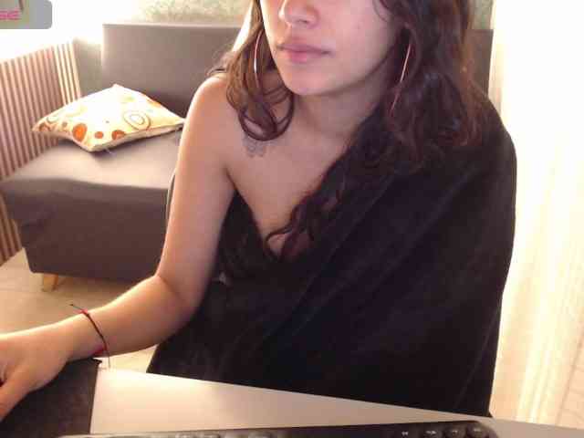 Miidnightt-Dessire webcam