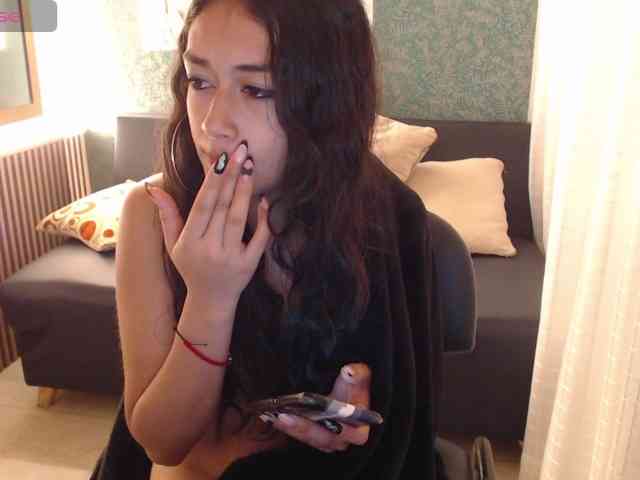 Miidnightt-Dessire webcam