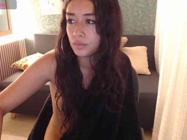 Miidnightt-Dessire webcam