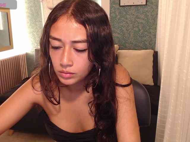 Miidnightt-Dessire webcam