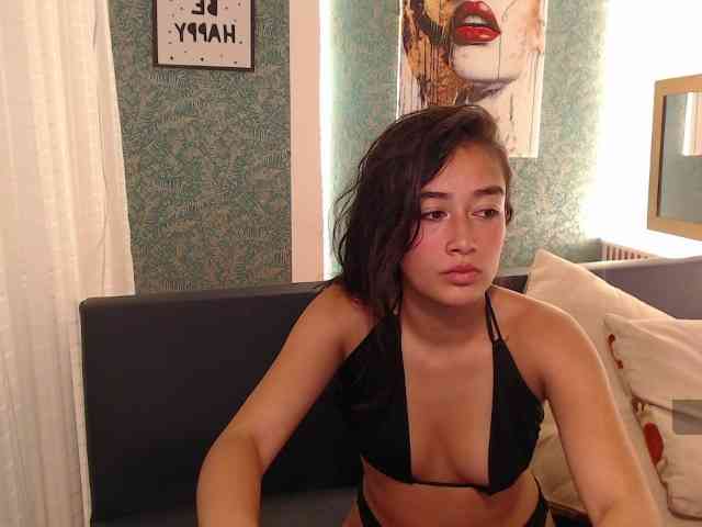 Miidnightt-Dessire webcam