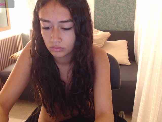 Miidnightt-Dessire webcam